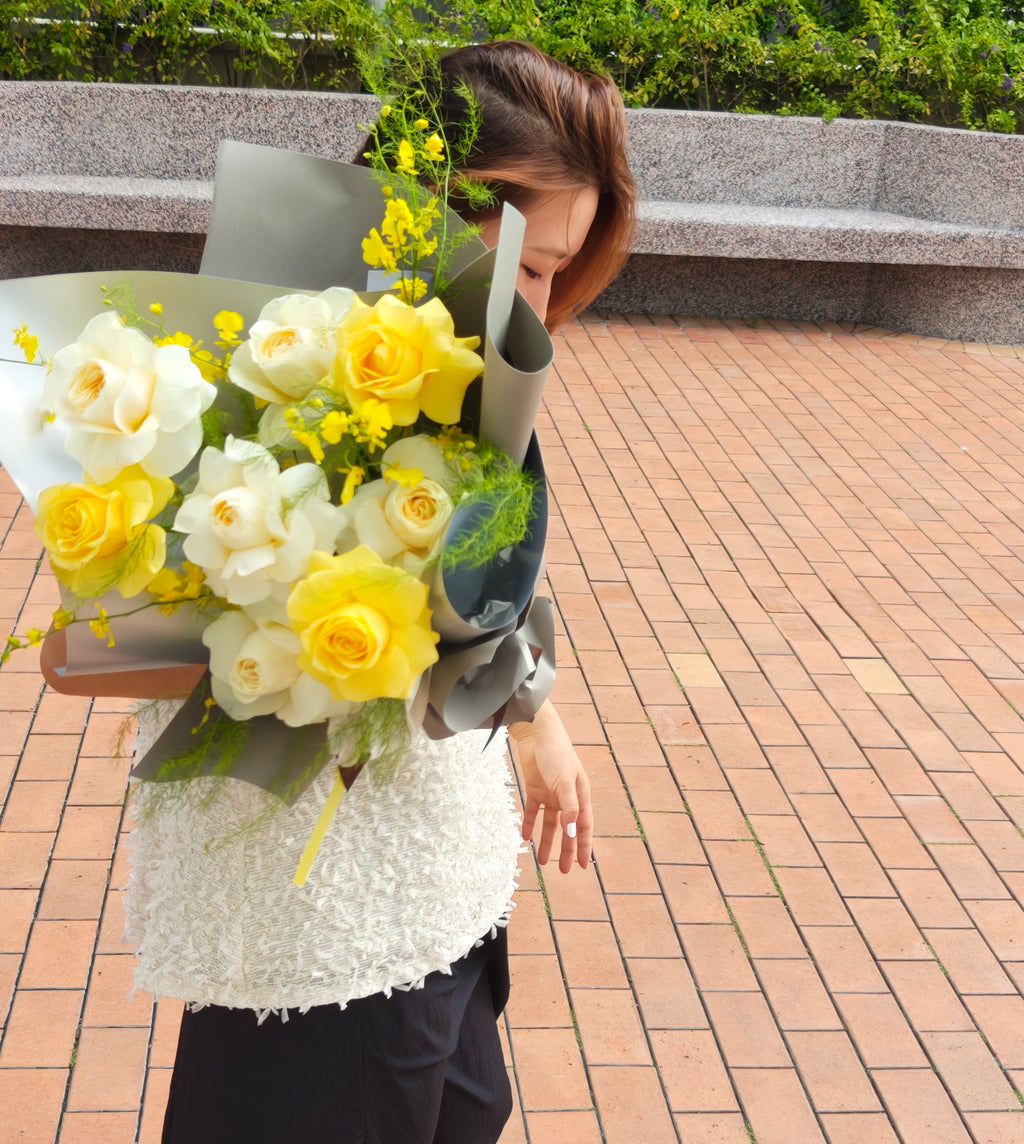 Sunlit Cream & Yellow Rose Bouquet 奶油黄玫瑰花束