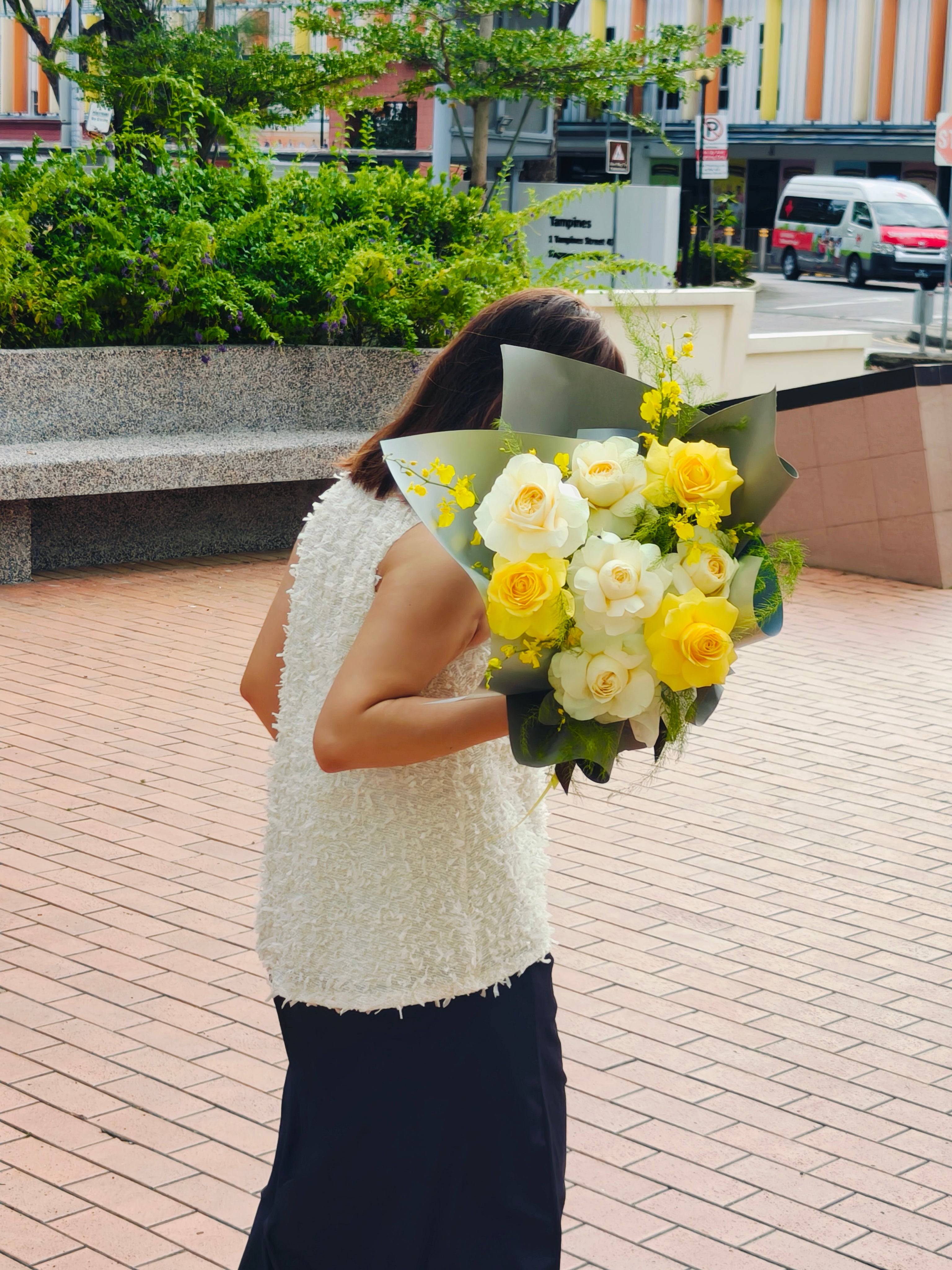 Sunlit Cream & Yellow Rose Bouquet 奶油黄玫瑰花束